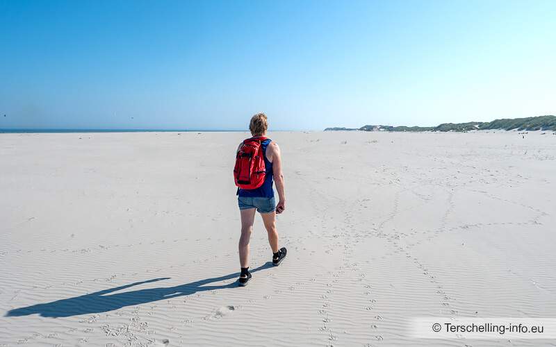 Wandelen op strand Boschplaat