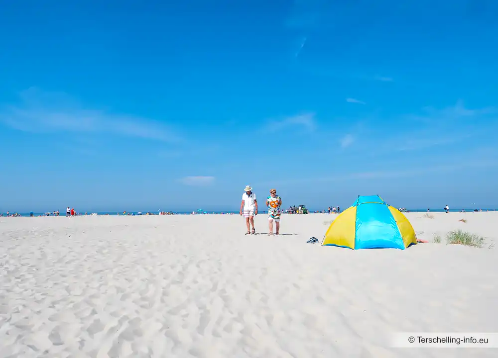 Strand Midsland aan Zee is enorm breed