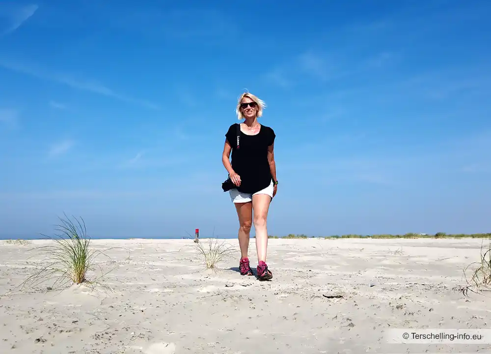 Wandelen op het Strand Midsland aan Zee