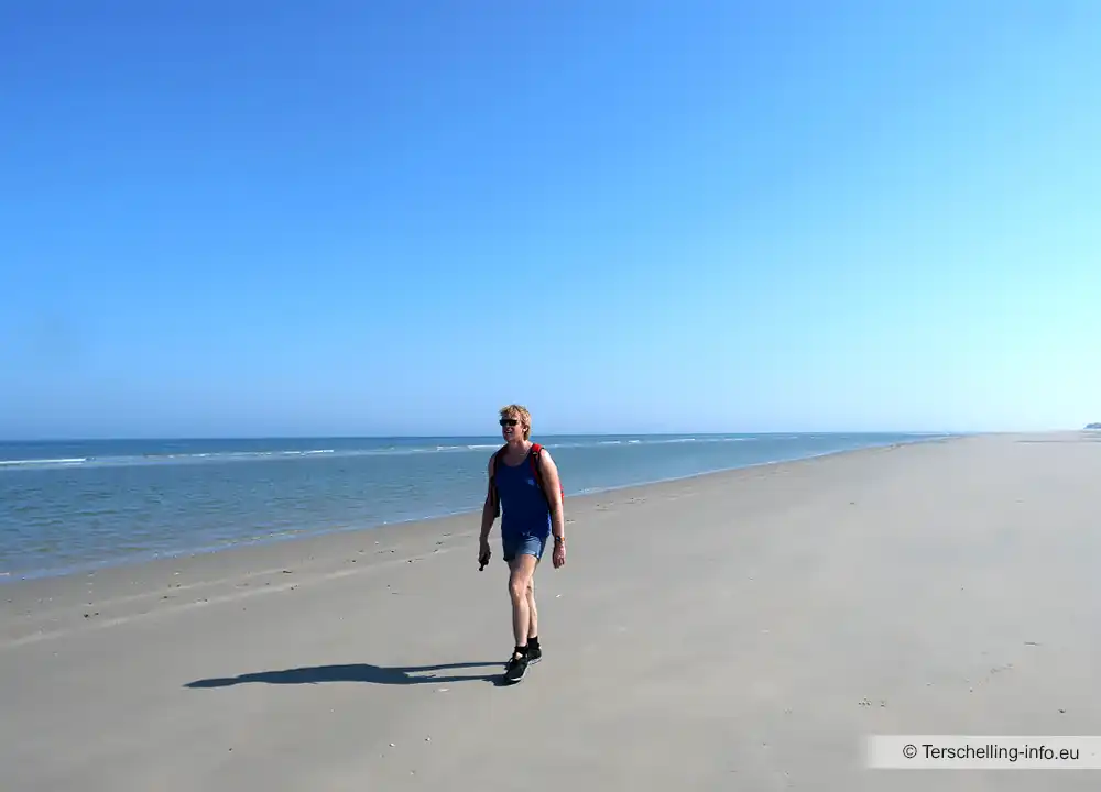 Wandelen op strand van Terschelling